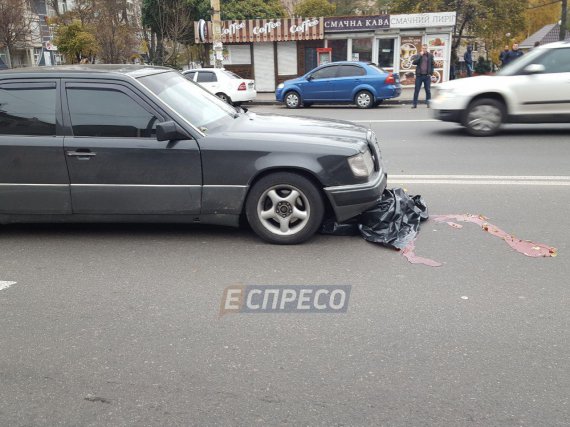 У жахливій аварії пішохід загинув під колесами двох авто. 