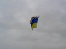 Активисты запустили на воздушных шарах гигантский флаг Украины в сторону оккупированных территорий ДНР