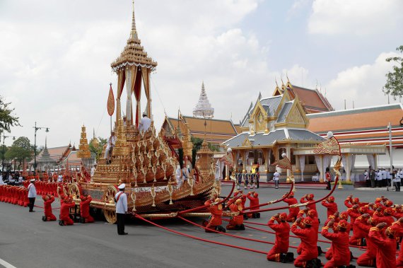 Урна з рештками короля Таїланда Бхумібола Адуладея. Бангкок, 26 жовтня 2017