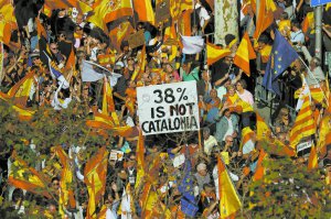 У столиці автономії Барселоні щонайменше 300 тисяч людей із прапорами Іспанії та Євросоюзу вимагали єдності країни, 29 жовтня 2017 року