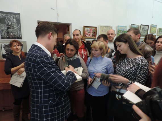 Макс Кідрук презентував нову книгу "Не озирайся і мовчи" в Черкасах.