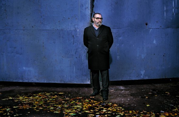 Роман Пятковка, 62 роки, фотохудожник. Народився 15 лютого 1955-го в Харкові. Закінчив електроенергетичний факультет політехнічного інституту. Потім – вищі постановочні курси Київського театрального. 8 років працював освітлювачем у Харківському театрі драми і комедії. Захопився художньою фотографією. Створив першу серію еротичних знімків ”Внутрішня стурбованість”. Вважає своїм учителем Бориса Михайлова. 2010-го з Михайлом Педаном, Олександром Ляпіним і Костянтином Смоляніновим заснував об'єднання ”Українська фотографічна альтернатива”. Шукають у регіонах перспективних молодих фотографів. 2013 року на конкурсі Sony World Photography Awards у Лондоні отримав нагороду в номінації ”Концептуальна фотографія” – за серію ”Радянське фото”. З кінця 2014-го читає курси з концептуальної фотографії в Києві. У співпраці з центром PhotoCULT випустив дві групи студентів. Співзасновник Національної спілки фотохудожників. Мав 17 персональних, учасник 39 колективних виставок – у США, Великій Британії, Італії, Німеччині, Франції, Швеції та Росії. Його знімки є в колекціях Музею сучасної фотографії Чикаго, Московського музею сучасного мистецтва, в музеї ARTOTHEK у німецькому Нюрнберзі та приватних зібраннях. Серед найвідоміших арт-проектів – серії фотоколажів ”Фантоми 1930-х”, ”Ігри лібідо”. Про родину не розповідає