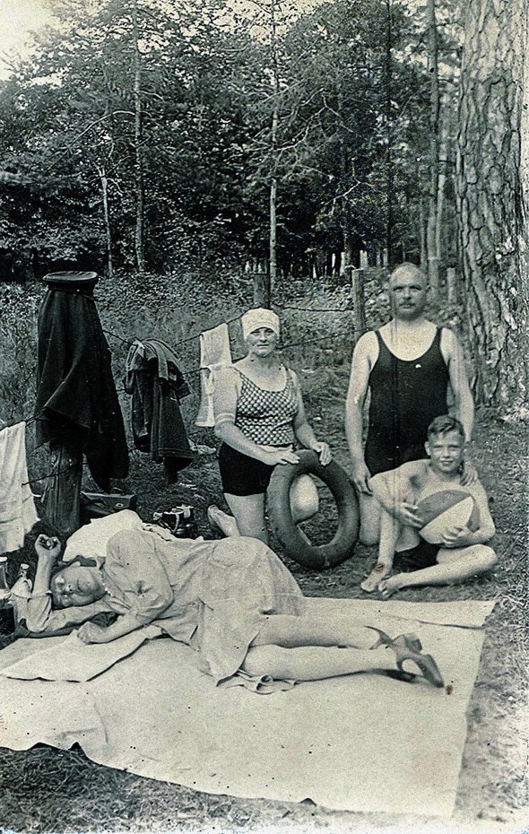 Знімок невідомої родини на пікніку. Зроблений наприкінці 1940-х