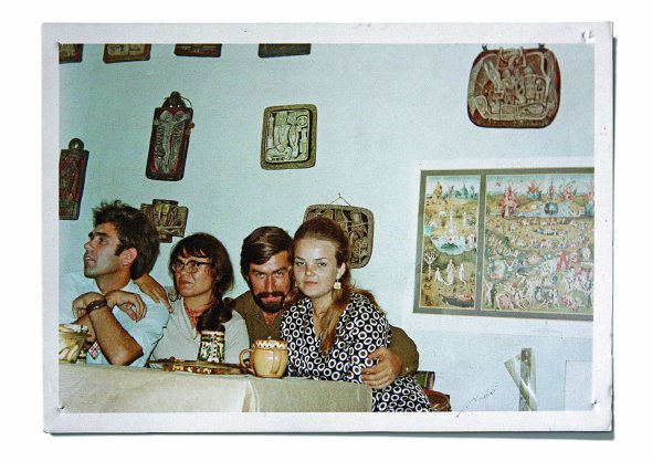Галина Севрук (друга ліворуч) разом із друзями сидить у своїй майстерні. Фото зроблене наприкінці 1960-х