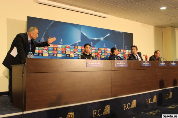 Пресс-конференция Джованни ван Бронхкроста перед матчем против "Шахтера"