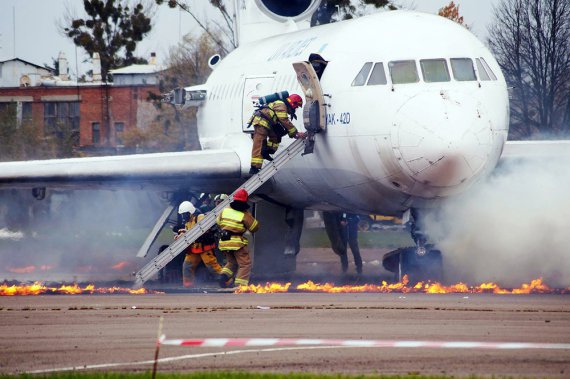 Пожежники тренувались рятувати пасажирів при аварійній посадці літака