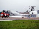 Пожежники тренувались рятувати пасажирів при аварійній посадці літака