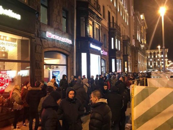 В Москве больше сотни человек встали в очередь за iPhone X