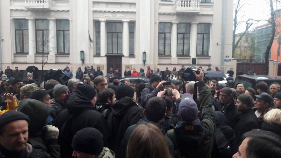 Під судом зібралося до 50 людей. Очікували, що сьогодні суд винесе виправдувальний вирок прикордоннику