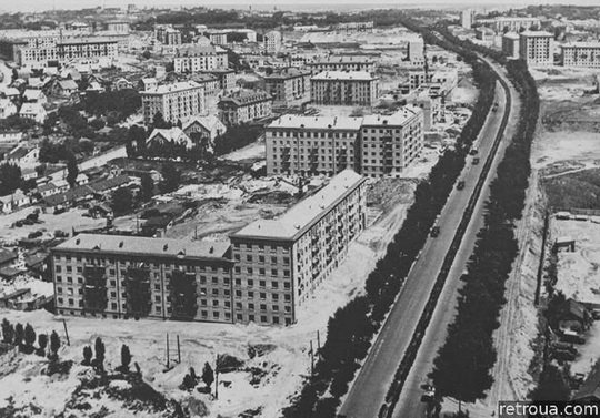У 1950-х роках на узбіччях київського бульвару Дружби народів густо росли дерева і кущі