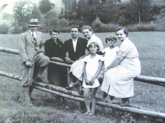 Омелян Стоцький (крайній ліворуч) з дружиною Павліною (у центрі) та сім’єю її сестри Катерини. Самбір, 1930 рік