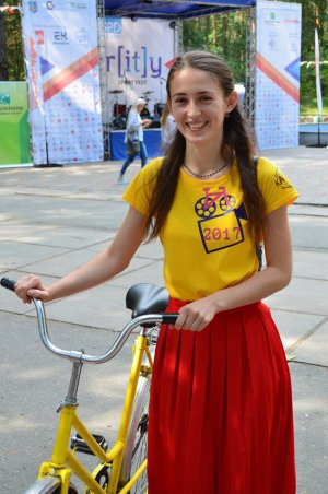 Черкащанка Анастасія Картіка зняла відео на підтримку прокладання велодоріжок у містах України.