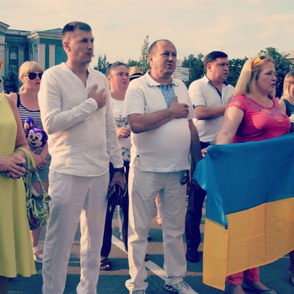 Сергей Самарский (по центру) на   праздновании  третьей  годовщины освобождения Северодонецка  от бандитских формирований