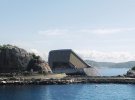 Підводний ресторан наполовину занурений в море
