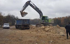 Из Совских прудов вывозят строительный мусор