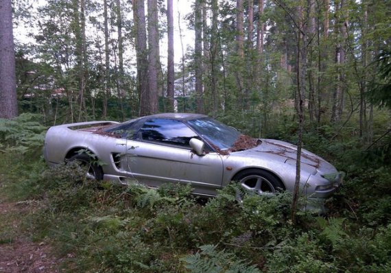 В России в лесу стоял суперкар Honda NSX