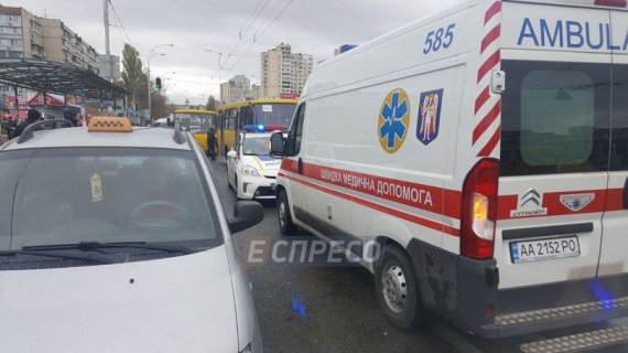 В Киеве маршрутка въехала в людей на остановке. 2 прохожих погибли