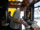 Кухар Олександр  в кафе- автобусі у Хмельницькому готує шаурму за особливим рецептом без використання майонезу та кетчупу. Порція коштує 35 гривень