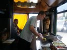 Повар Александр в кафе - автобусе в Хмельницком готовит шаурму по особым рецептам без использования майонеза и кетчупа. Порция стоит 35 гривен