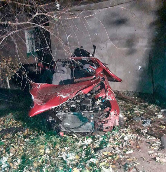 28-летний водитель автомобиля Mazda не справился с управлением и въехал в в дерево и дом. Погиб на месте вместе с 17-летней пассажиркой