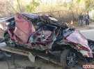 28-летний водитель автомобиля Mazda не справился с управлением и въехал в в дерево и дом. Погиб на месте вместе с 17-летней пассажиркой