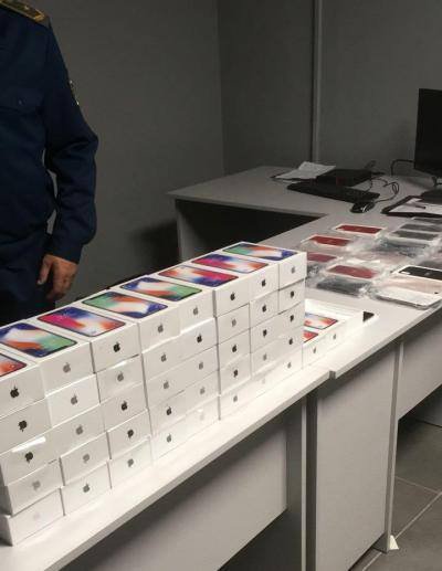 Загальна вартість смартфонів — понад 1,2 млн. грн