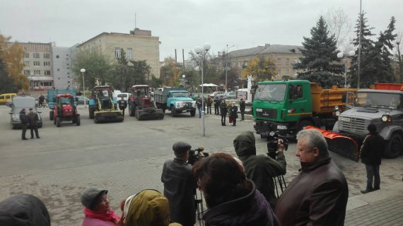 В Смеле у горсовета работники КП «Коммунальник» выступили с акцией протеста. Фото: smila-ua