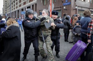 Поліція затримує учасника антивладних протестів 5 листопада у Москві, Російська Федерація. Акцію організував опозиційний політик В’ячеслав Мальцев. Він закликав прихильників вийти цього дня на площі міст і стояти, допоки президент Володимир Путін не піде у відставку