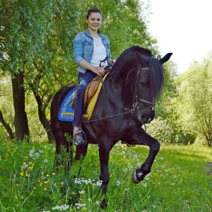 Киянка Юлія Ресенчук займається йогою та кінним спортом. Любить кататися на водних лижах, пірнати з аквалангом і стрибати з парашутом