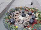 В Киеве Вечный огонь у могилы Неизвестного солдата неизвестные залили цементом