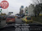 В Киеве в результате аварии перевернулся Mercedes Sprinter