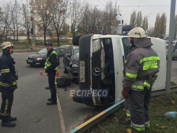 Київська маршрутка зіштовхнулася з авто Volvo. 