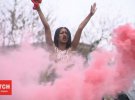 Активістка руху Femen залізла на гармату та роздяглася