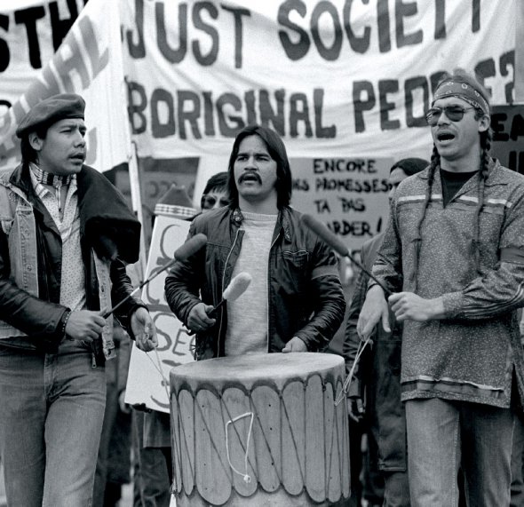 Корінні жителі Канади протестують проти утиску їхніх прав у новій конституції країни. Більше сотні невдоволених зібралися 16 листопада 1981 року біля будівлі парламенту в столиці Оттаві