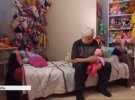 Юна Ашкеназі "лікує" ляльок і м'яких іграшок