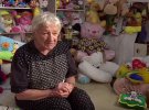 Юна Ашкеназі "лікує" ляльок і м'яких іграшок
