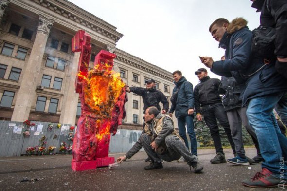Националисты сожгли картонного Ленина