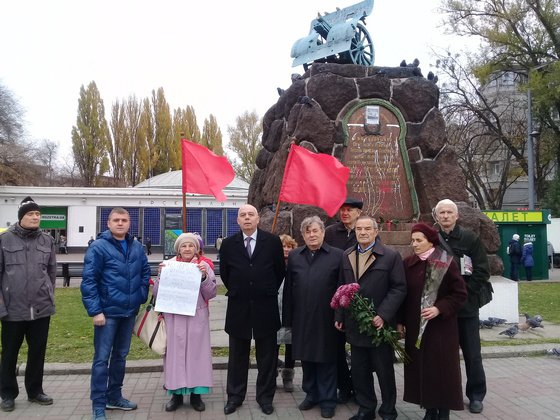 В Києві зібрались біля пам'ятника на Арсеналньій площі