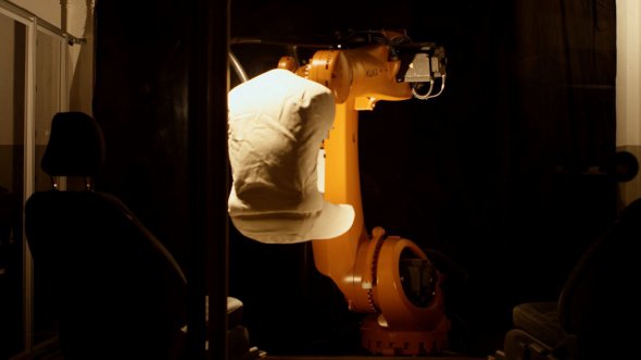 В компании автомобильные кресла тестирует специальный робот