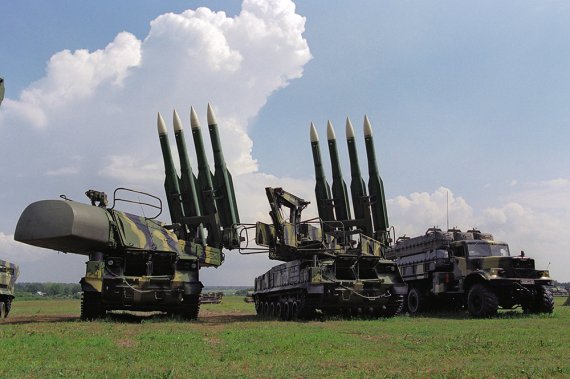 Стрельбы проводились зенитными ракетными комплексами Бук-М1, С-300 и ЗРК "ОСА"