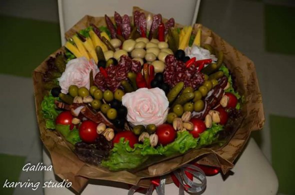 Смачні букети з овочів, фруктів, сиру та м'яса. Фото: facebook