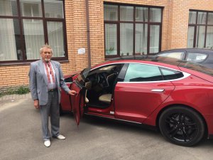 Микола Улянич купив електромобіль ”Тесла Модел С” в Америці. Авто заряджає вночі, коли тариф на електро­енергію нижчий