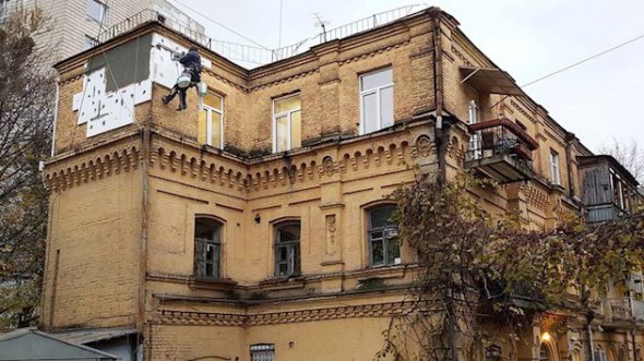 Стену верхнего этажа усадьбы Биляшевских утеплили пенопластом
