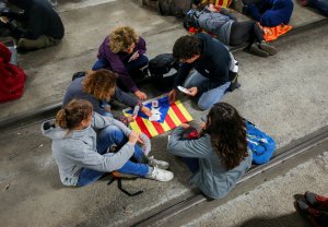У каталонському місті Жирона протестувальники прорвалися через кордон поліції на залізничній станції й заблокували рух поїздів 8 листопада. Офіційною причиною страйку була вимога розширення трудових прав. Але сепаратистські партії закликали своїх прихильників вийти на вулиці на захист ув’язнених каталонських політиків