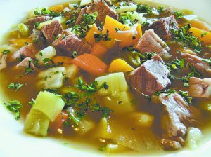 Густий німецький суп нагадує рагу. Може бути як першою, так і другою стравою. При його приготуванні головне — не зменшувати кількість інгредієнтів, бо втратиться смак