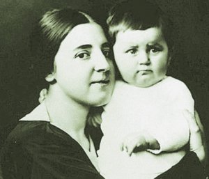 Дружина Сталіна Світлана Аллілуєва тримає на руках доньку Світлану