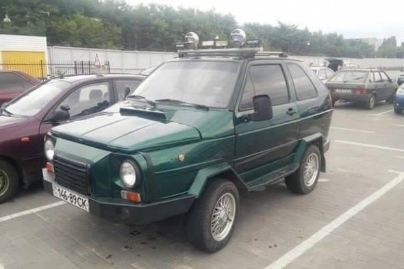 На днях в Киеве было замечено необычное авто, которое было произведено путем скрещивания отечественного внедорожника ЛуАЗ с  хэтчбеком Volkswagen Golf 