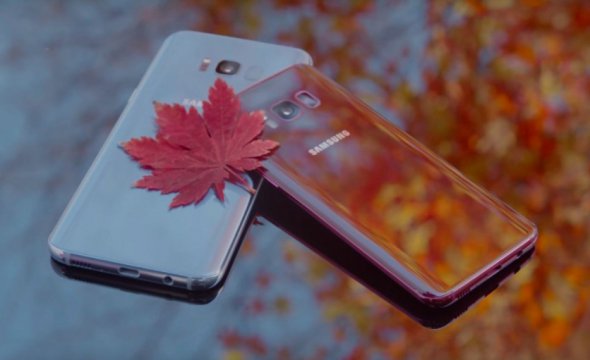 Компанія випустилаGalaxy S8 в новому кольорі, який називається Burgundy Red, який є одним з насичених темних відтінків червоного кольору.