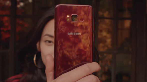 Компанія випустилаGalaxy S8 в новому кольорі, який називається Burgundy Red, який є одним з насичених темних відтінків червоного кольору.