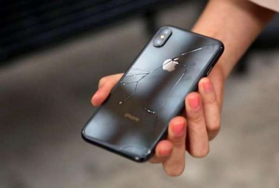 В інтернет викладають фото iPhone X з тріщинами